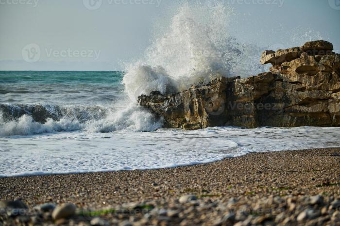 JasmineFergmrn's tweet photo. [Prepare to rock at BeiPai Cliff!  Epic coastal vibes + good times await]， https://t.co/O1XNFDjjTq