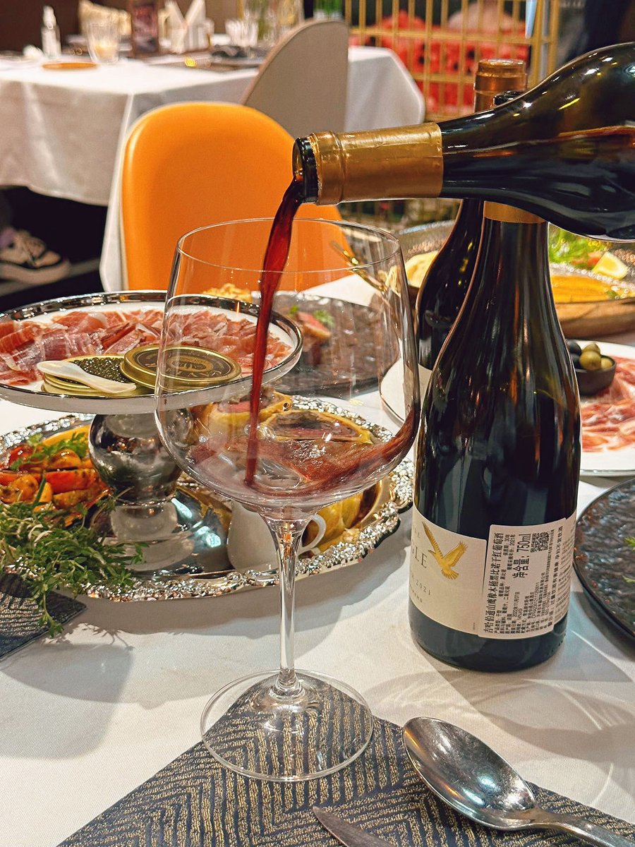 IsabellaHukzvz's tweet photo. Guess who’s here I brought my favorite dry wine, a nice side of braised pork ribs (that’s my “干酉赖寿” inspo vibe), and all the good stuff to enjoy today! https://t.co/W1MGYA4uGI