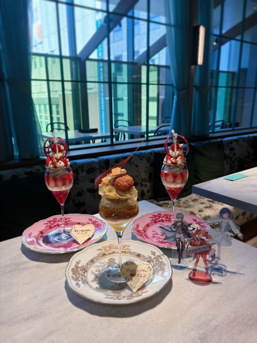 lhx43's tweet photo. SALON BAKE &amp; TEAの秋パフェ🎻♡
異文化交流プレートお気に入り♩ https://t.co/EFoZf3aeQa