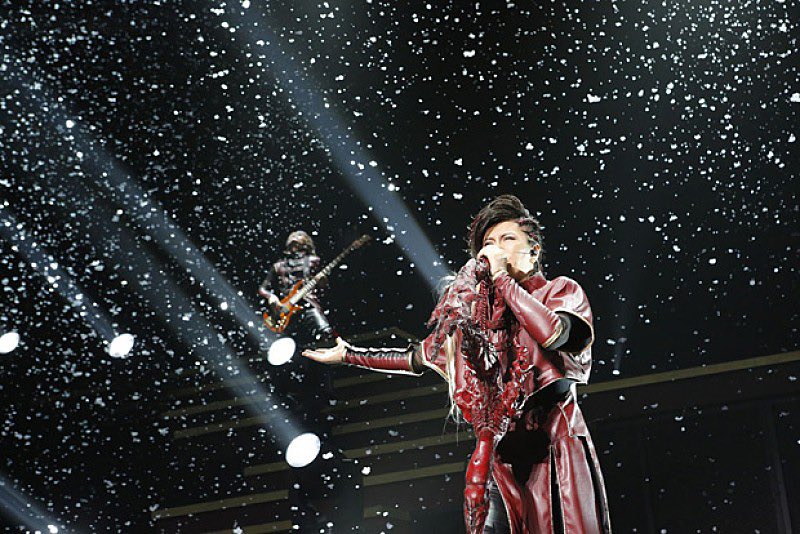 IdQzs's tweet photo. DIABOLOSではMIRRORが13曲目と終盤寄りに配置されているのに対し、BOTB MILDではツアー序盤の日程のセトリで7曲目に配置されており、MIRRORまでに積み重ねる曲数にも大きな差がある。同じMIRRORでも、セトリ上の位置が大きく異なる。

『DIABOLOS ～哀婉の詩～』

1  DYBBUK
2  WHITE EYES
3  DISPAR
4  METAMORPHOZE
5  REDEMPTION
6  ASH
7  MISTY
8  LUST FOR BLOOD
9  NOESIS
10  FAREWELL
11  FUTURE
12  BLACK STONE

13  MIRROR

14  U+K
15  STORM
16  ROAD
17  届カナイ愛ト知ッテイタノニ抑エキレズニ愛シ続ケタ…

『BEST OF THE BEST vol.1 -MILD-』

1  WHITE LOVERS -幸せなトキ-
2  REDEMPTION
3  GHOST
4  絵夢〜FOR MY DEAR〜
5  JOURNEY THROUGH THE DECADE
6  LAST SONG ～UNPLUGGED～

7  MIRROR

8  U+K
9  PAPA LAPPED A PAP LOPPED
10  小悪魔ヘヴン
11  VANILLA
12  FARAWAY〜星に願いを〜
13  GRAFFITI
14  君が追いかけた夢
15  STAY THE RIDE ALIVE
16  サクラ、散ル…

#GACKT