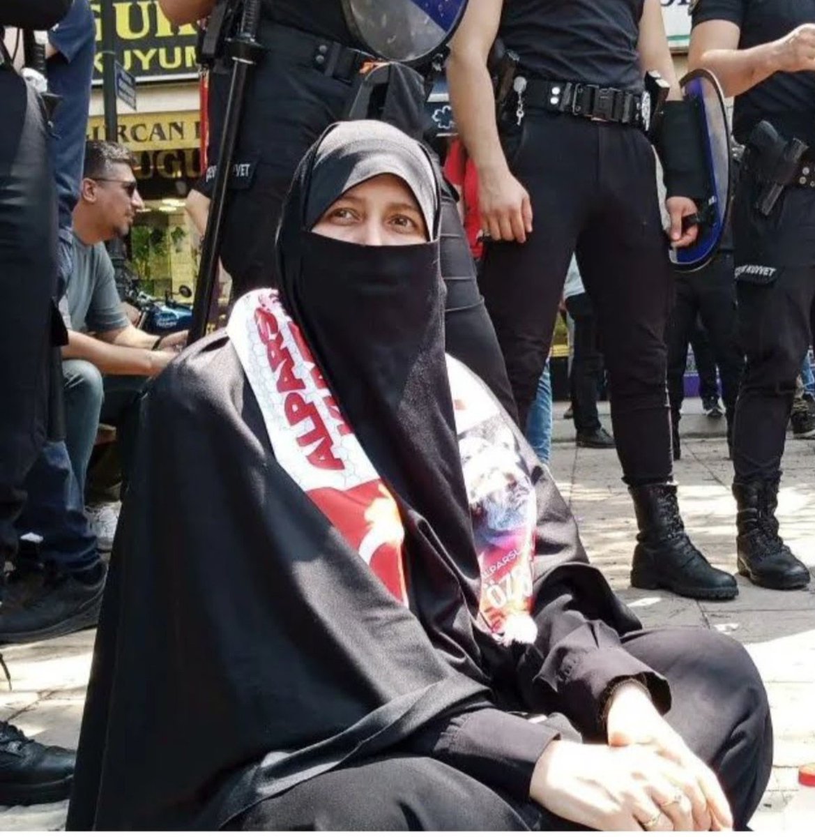 beyrahaa's tweet photo. Semra Hocamız ile görüştüm (cezaevinde kapalı görüş)
Tüm kardeşlerimize çok çok selamı var

Şeyh Edebali'nin ; "Haklı olduğun mücadeleden korkma!" sözünü söyledi

"Hak dava uğrunda sıkıntı şereftir" dedi

Gayet iyiydi, morali çok iyiydi. https://t.co/qBpeDRpCsA