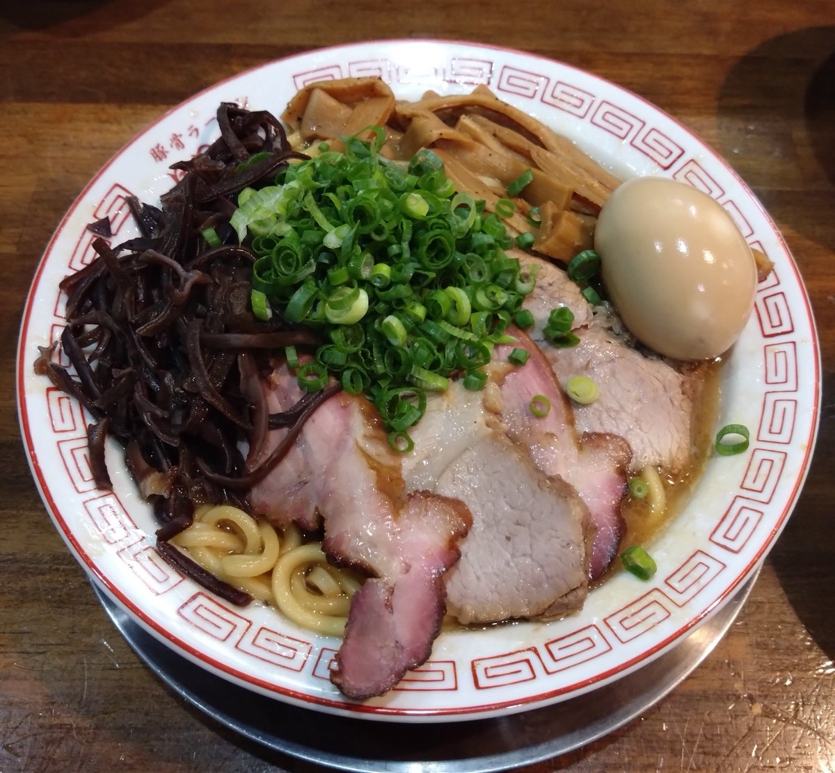 ig_yu0820's tweet photo. 豚骨ラーメン開王　八王子
特製皿豚骨　生卵
輝道家直伝アブライス

九州出発前日に豚骨補給🐷🦴
油そばでもラーメンでもない新ジャンル🆕
自家製の中太麺がタレ、油に少量のスープも入った濃いめの味付けによく合う傑作✨✨
麺と卵の相性も最高🤤まろやかに味変です👍
そこからニンニククラッシャーを使って🧄投入しパンチを加えます💥
特製なので多種類のチャーシューにたっぷりのキクラゲが入り大満足のボリューム😋

輝道家直伝アブライスは背徳感たっぷりの大量のアブラが🤪
皿豚骨のスープをかけてさらにギルティにして完食です🤩