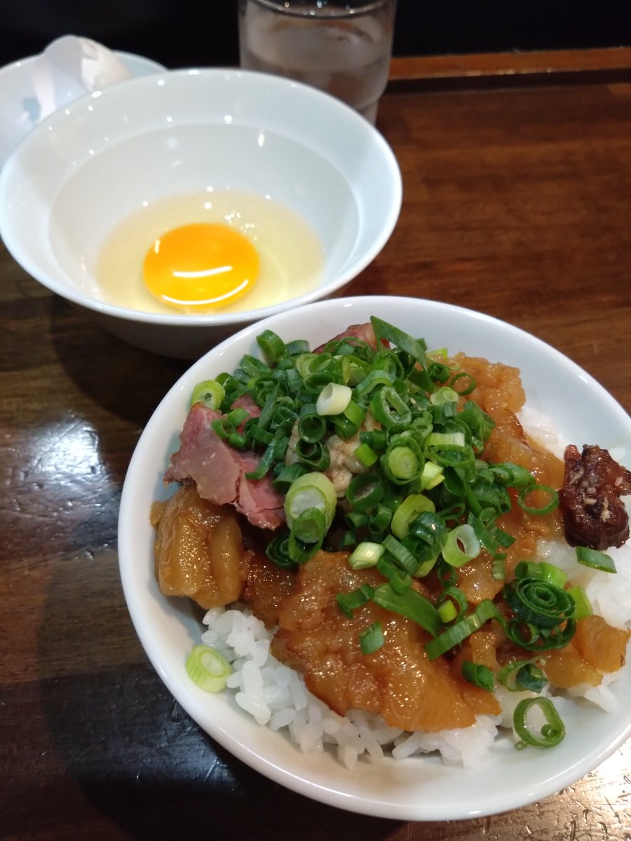 ig_yu0820's tweet photo. 豚骨ラーメン開王　八王子
特製皿豚骨　生卵
輝道家直伝アブライス

九州出発前日に豚骨補給🐷🦴
油そばでもラーメンでもない新ジャンル🆕
自家製の中太麺がタレ、油に少量のスープも入った濃いめの味付けによく合う傑作✨✨
麺と卵の相性も最高🤤まろやかに味変です👍
そこからニンニククラッシャーを使って🧄投入しパンチを加えます💥
特製なので多種類のチャーシューにたっぷりのキクラゲが入り大満足のボリューム😋

輝道家直伝アブライスは背徳感たっぷりの大量のアブラが🤪
皿豚骨のスープをかけてさらにギルティにして完食です🤩