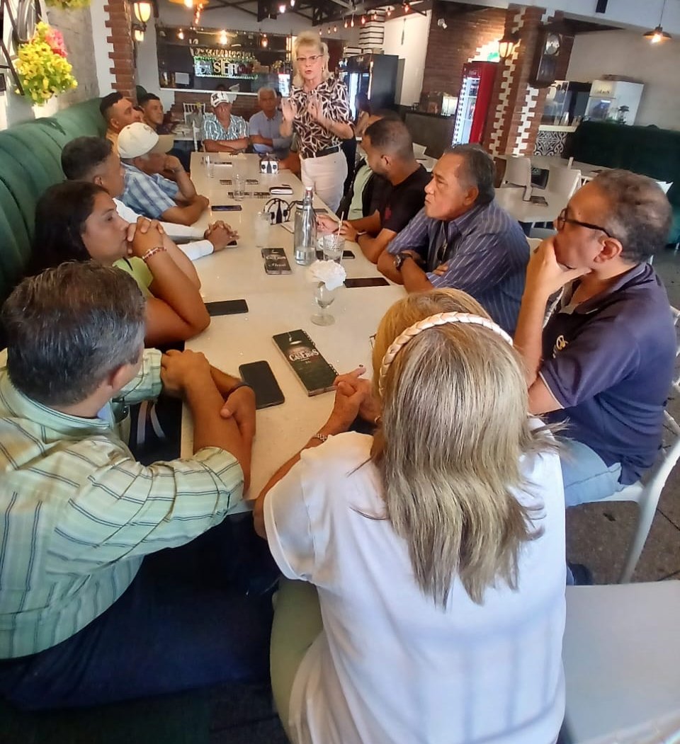 NelsonDelgad0's tweet photo. #01oct2026 | ​«Miriam de Montilla se reunió con la Plataforma Unitaria de Apure para analizar la situación política del país y del estado, reafirmando el compromiso de fortalecer la #Unidad de la mano de @MariaCorinaYA. 🇻🇪 #Apure 
@ADemocratica 
@DanielTiradoP 
@miriamdmontilla https://t.co/skS2gtQQg8