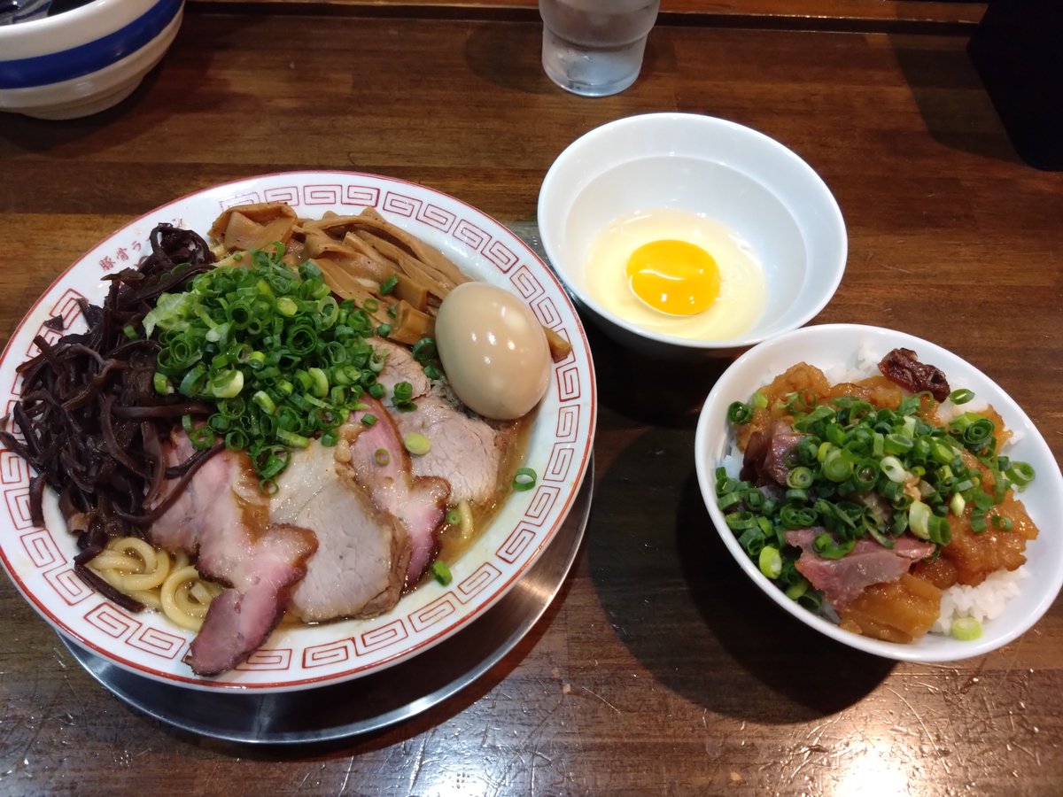 ig_yu0820's tweet photo. 豚骨ラーメン開王　八王子
特製皿豚骨　生卵
輝道家直伝アブライス

九州出発前日に豚骨補給🐷🦴
油そばでもラーメンでもない新ジャンル🆕
自家製の中太麺がタレ、油に少量のスープも入った濃いめの味付けによく合う傑作✨✨
麺と卵の相性も最高🤤まろやかに味変です👍
そこからニンニククラッシャーを使って🧄投入しパンチを加えます💥
特製なので多種類のチャーシューにたっぷりのキクラゲが入り大満足のボリューム😋

輝道家直伝アブライスは背徳感たっぷりの大量のアブラが🤪
皿豚骨のスープをかけてさらにギルティにして完食です🤩