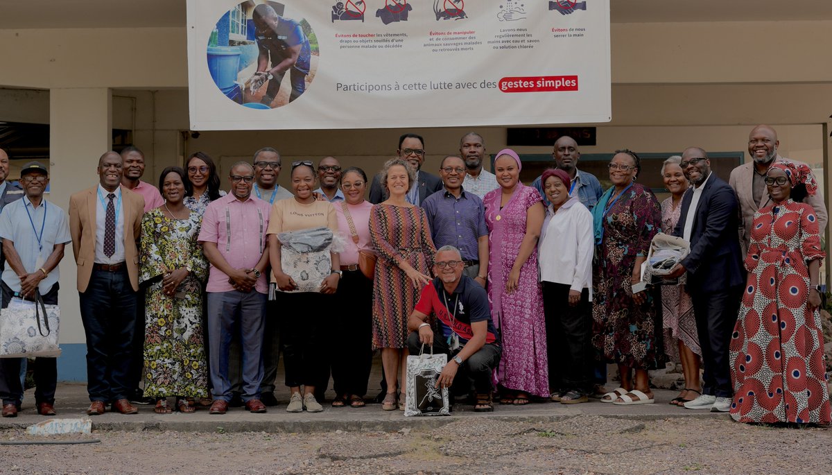 OMSRDCONGO's tweet photo. Ils conduisent les équipes, mais portent aussi l’image de l’OMS. À Kinshasa🇨🇩, la remise de nouvelles tenues aux chauffeurs de @OMSRDCONGO a rappelé une responsabilité : sécurité, intégrité et professionnalisme sur la route comme auprès des communautés.

🔗https://t.co/N025XOtcK0 https://t.co/zRCVWymYTB