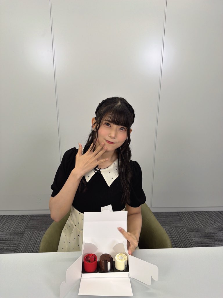 iidahikaroom's tweet photo. 🌟━━
　#飯田ヒカル のヒカROOM
　第35回のアーカイブ＆特典動画が公開✨
　　　　　　　　　　　　　　　　　━━🌟

かわいい一口ケーキ💕
ぜひみなさんは一口でいかず楽しんでくださいね😋

🔻特典動画🔻
https://t.co/XrcyCVcuEJ

🔻アーカイブ🔻
https://t.co/Vr3ioaS8jy

#ヒカROOM https://t.co/3DBEZ0voPK
