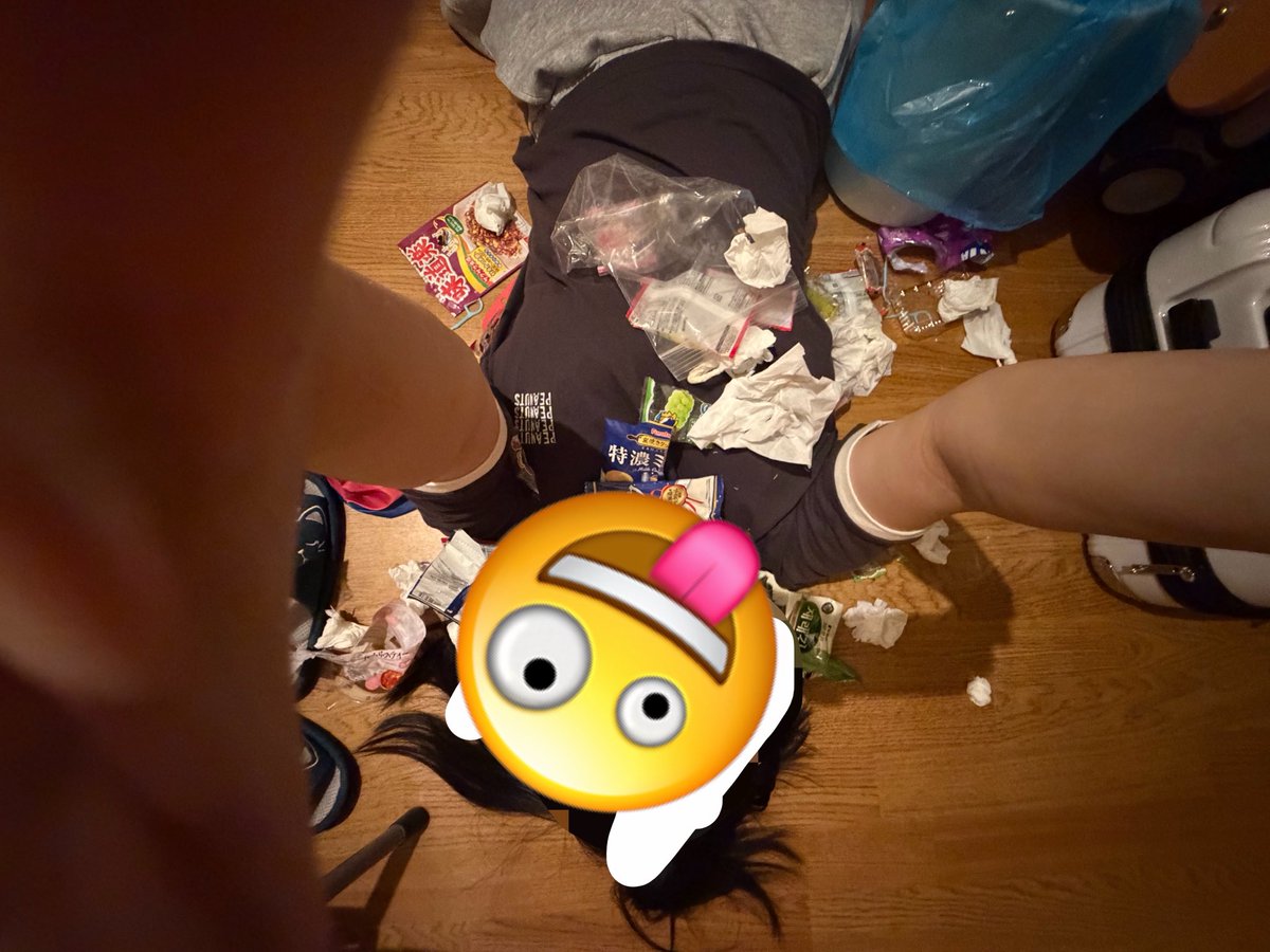 1o___4_'s tweet photo. リスペリドンのおかげで多少の希死念慮が消えた。多少。ほんとに多少。いつも咄嗟に馬鹿なことをしてしまう。今日は頭からゴミ箱ひっくり返した。しかも写真まで撮ってるし。これすっごい笑顔なの。怖いよね。記憶はあるよ。ただ漠然とゴミ箱と一体化したかっただけなんだよ。理解して貰えないかも https://t.co/x1s03aKA59