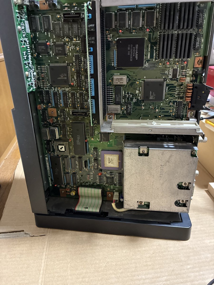 nakachanlabo's tweet photo. 掃除してたらX68000 XVIが見つかった、でも少し違和感があります、コメントでご指摘をどうぞ、分かるかな？ https://t.co/bDFoh8Vud8