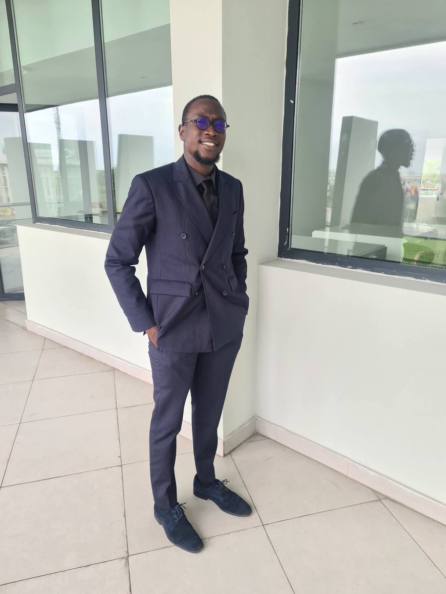 ClemsMikaelson's tweet photo. Ces photos datent de 2021. J'étais à Abidjan, je travaillais au département juridique d'une banque commerciale. J'étais en CDI, j'avais ma voiture, mon entreprise qui tournait bien, et je gagnais bien ma vie. J'avais des collègues formidables que j'appréciais énormément. 

Cependant, après cinq années professionnelles à Abidjan, j'avais besoin de plus. J'avais besoin de revenir sur le sentier de ce rêve que je chérissais depuis toujours, celui de devenir avocat. Il m'était impossible de le réaliser à Abidjan, donc il fallait partir. Aussi, je savais que je ne pouvais pas atteindre mon plein potentiel en restant dans cette zone de confort. Je voulais parler couramment mes deuxième et troisième langues que sont l'anglais et l'espagnol. 

Il fallait démissionner, tout abandonner, laisser derrière moi ma famille, mon entreprise, et partir. Repartir à l'école quand on est un professionnel et qu'on est déjà de plain-pied dans le monde du travail n'est pas facile. Et moi, je fais partie des plus chanceux car je n'ai ni femme, ni enfants à charge. Ceux qui en ont et qui le font sont tellement courageux. Je les admire énormément. Car si c'est difficile pour moi, ça doit l'être encore plus pour eux.

En abandonnant tout derrière moi, j'ai décidé de repartir à l'école mais aussi d'engranger de l'expérience professionnelle à l'étranger et de devenir avocat et professeur de Droit (les deux sont compatibles). Le plan était simple : tu mets « pause » à ta carrière, tu finis tes études en atteignant ces objectifs et tu reprends ta carrière. Par la grâce de Dieu, j'ai obtenu presque tout ce que je voulais comme diplômes, qualifications professionnelles et accomplissements. Après mon doctorat professionnel et mon admission au barreau qui m'ouvre les portes de la pratique aux États-Unis, il me restait la cerise sur le gâteau et le dernier parchemin que je voulais aller chercher pour faciliter mon insertion dans le monde académique : mon doctorat de recherche, PhD, ou doctorado. 

Dieu m'a encore fait grâce et j'ai la possibilité de boucler la boucle, qui plus est, en Espagne pour parler en permanence ma troisième langue. Je prie que Dieu continue de m'assister dans ce périple qui touche à sa fin et aide aussi tous ceux comme moi qui ont démissionné et repris le chemin de l'école ou qui jonglent entre les deux, particulièrement ceux qui ont des familles ou des enfants. 

Que Dieu nous aide à faire des exploits, à atteindre nos objectifs et à revenir complètement dans le monde professionnel avec une juste rétribution pour tous les efforts que nous sommes en train de consentir.

Il faut viser la lune pour au moins décrocher les étoiles. Altior Semper Altior.