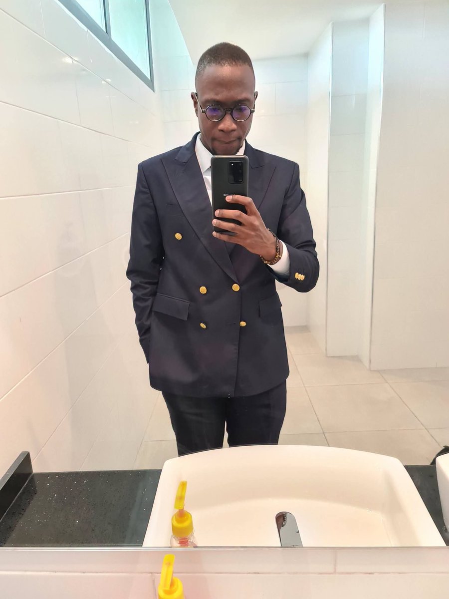 ClemsMikaelson's tweet photo. Ces photos datent de 2021. J'étais à Abidjan, je travaillais au département juridique d'une banque commerciale. J'étais en CDI, j'avais ma voiture, mon entreprise qui tournait bien, et je gagnais bien ma vie. J'avais des collègues formidables que j'appréciais énormément. 

Cependant, après cinq années professionnelles à Abidjan, j'avais besoin de plus. J'avais besoin de revenir sur le sentier de ce rêve que je chérissais depuis toujours, celui de devenir avocat. Il m'était impossible de le réaliser à Abidjan, donc il fallait partir. Aussi, je savais que je ne pouvais pas atteindre mon plein potentiel en restant dans cette zone de confort. Je voulais parler couramment mes deuxième et troisième langues que sont l'anglais et l'espagnol. 

Il fallait démissionner, tout abandonner, laisser derrière moi ma famille, mon entreprise, et partir. Repartir à l'école quand on est un professionnel et qu'on est déjà de plain-pied dans le monde du travail n'est pas facile. Et moi, je fais partie des plus chanceux car je n'ai ni femme, ni enfants à charge. Ceux qui en ont et qui le font sont tellement courageux. Je les admire énormément. Car si c'est difficile pour moi, ça doit l'être encore plus pour eux.

En abandonnant tout derrière moi, j'ai décidé de repartir à l'école mais aussi d'engranger de l'expérience professionnelle à l'étranger et de devenir avocat et professeur de Droit (les deux sont compatibles). Le plan était simple : tu mets « pause » à ta carrière, tu finis tes études en atteignant ces objectifs et tu reprends ta carrière. Par la grâce de Dieu, j'ai obtenu presque tout ce que je voulais comme diplômes, qualifications professionnelles et accomplissements. Après mon doctorat professionnel et mon admission au barreau qui m'ouvre les portes de la pratique aux États-Unis, il me restait la cerise sur le gâteau et le dernier parchemin que je voulais aller chercher pour faciliter mon insertion dans le monde académique : mon doctorat de recherche, PhD, ou doctorado. 

Dieu m'a encore fait grâce et j'ai la possibilité de boucler la boucle, qui plus est, en Espagne pour parler en permanence ma troisième langue. Je prie que Dieu continue de m'assister dans ce périple qui touche à sa fin et aide aussi tous ceux comme moi qui ont démissionné et repris le chemin de l'école ou qui jonglent entre les deux, particulièrement ceux qui ont des familles ou des enfants. 

Que Dieu nous aide à faire des exploits, à atteindre nos objectifs et à revenir complètement dans le monde professionnel avec une juste rétribution pour tous les efforts que nous sommes en train de consentir.

Il faut viser la lune pour au moins décrocher les étoiles. Altior Semper Altior.