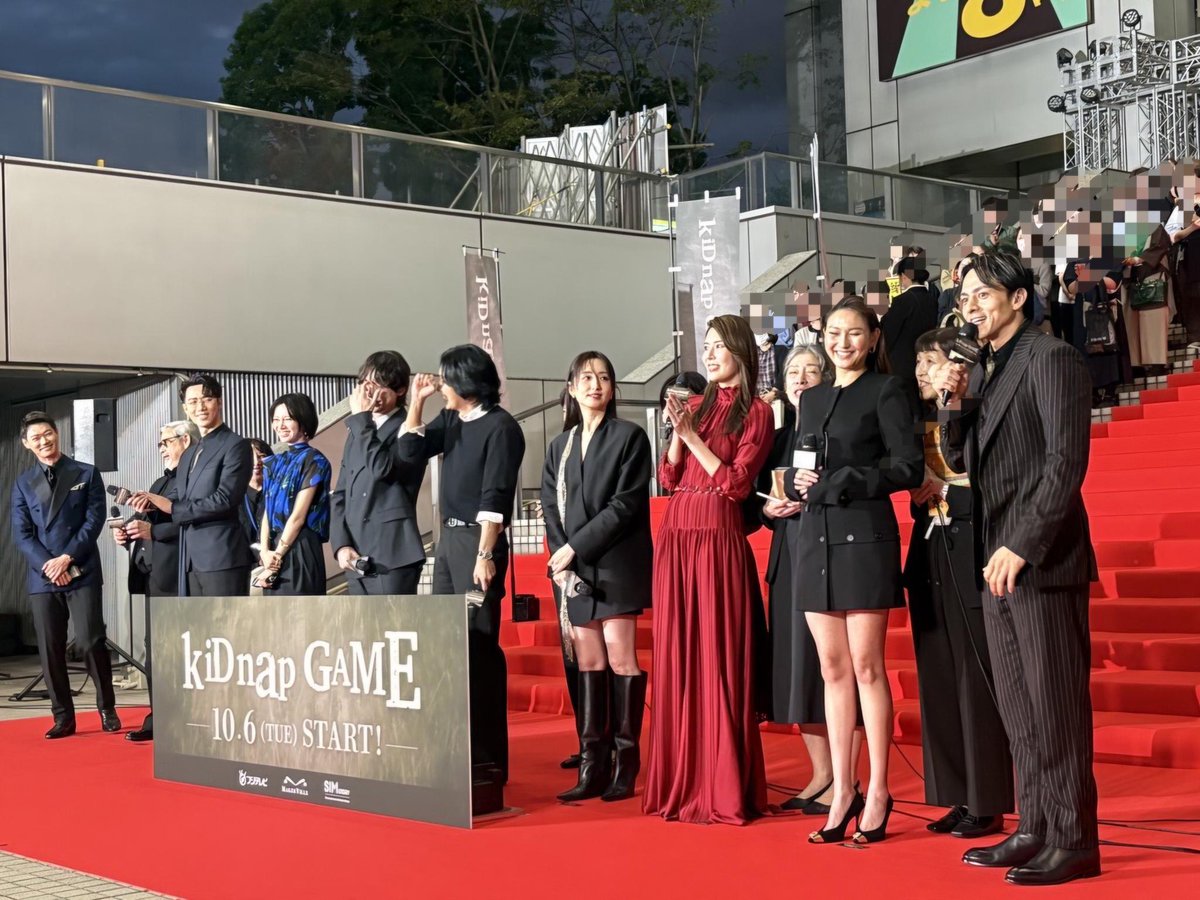 fujitv's tweet photo. ■□■□■□■□■□■□■□■□■
　🌹 #kiDnapGAME 🌹
ワールドプレミアに潜入！
■□■□■□■□■□■□■□■□■

本日開催されたワールドプレミアの模様をお届け！

レッドカーペットセレモニーには
🌹坂口健太郎
　　　　🌹イ・ジュンギ
🌹岡崎紗絵
　　　　🌹アリス・クー
🌹スタンリー・ヤウ
　　　　🌹キャリー・ウォン
🌹ジョエル・トーレ
　　　🌹プレーオ・ナルポーンカモン・チャイセーン
🌹笠松将
　　　🌹満島真之介

10名の豪華キャストが登場！！
アジアのスターが勢ぞろいで…圧巻です…✨

各キャストの挨拶では
満島真之介による「オール沖縄弁」の挨拶に
会場一同爆笑の渦に…😂

舞台挨拶のあとには、
4日後に迫った初回放送に先がけて
“世界ではじめて”の「最速上映」も行うなど
とってもプレミアなイベントとなりました🥹

最後にドラマを楽しみにしている皆様へ…
 「それぞれのキャスト、登場人物が心の深いところで心を通わせたたり、時には仲違いしたり、いろんな人間の感情が見える作品。壮大なスケールと一緒に、感情の機微をすくっていただけたら嬉しいです。」 by坂口健太郎

🎞️𝐢𝐧𝐟𝐨𝐫𝐦𝐚𝐭𝐢𝐨𝐧🎞️
10月6日(火)よる9時スタート！
『kiDnap GAME』
@kidnapgame_jp