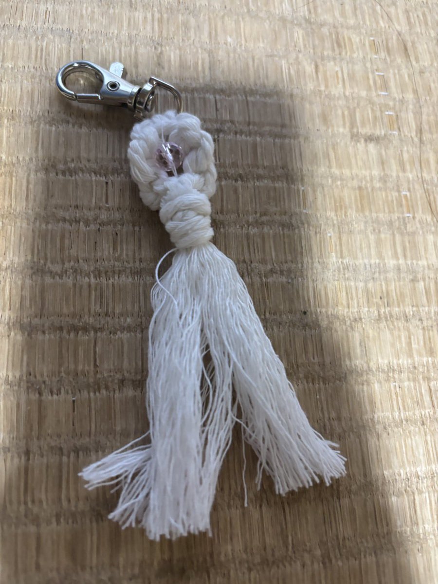yuzukko1978's tweet photo. 今日は、お友達のマクラメ教室に🧶お花のキーホルダー作ってきたよ🌻とっても可愛くできて大満足😊復讐でもう1個作ろうと思って、お友達から材料をもらったけど果たして覚えてるかしら？うまくできるかな？😅 https://t.co/TqNDd4IDvK