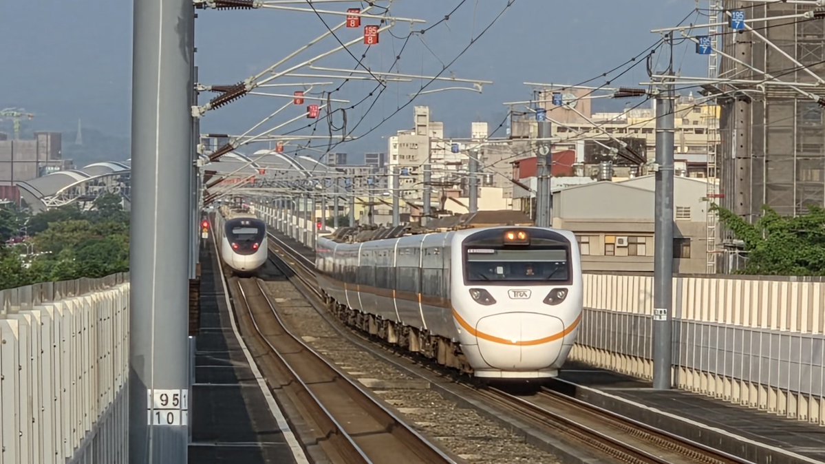 agrs0412's tweet photo. 2026.10.2
五權
回送6669A TEMU1005+1006
明天的南方公園太魯閣專車從新左營出發，今天太魯閣編組從樹林回送南下，這次是繼2024代打海線自強109次之後再次來到縱貫線
#台湾 #鉄道 #電車 #特急 #太魯閣号 #TEMU1000 #回送 https://t.co/OBkLdlW6Lu