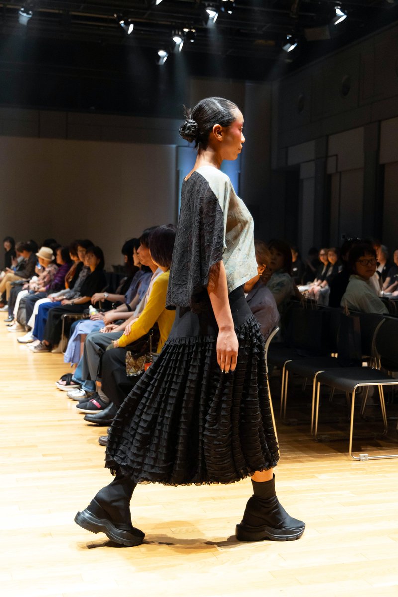 MiyaHakuyo's tweet photo. Look 9
このルックは、ぜひこのアングルで見てほしい。
別々にですが、トップスもスカートも、ありがたいことにすでにお迎えいただきました。 https://t.co/Jd3pDnno3W