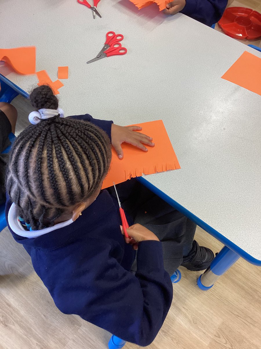 YewTreeSandwell's tweet photo. RA have had lots of fun during their S.O.D.A today, practicing their cutting skills. https://t.co/PPFmGbo3N3