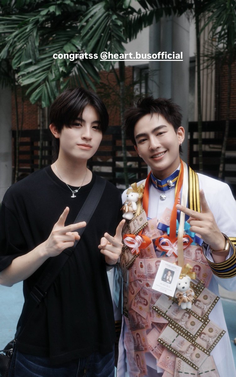 acho0mi's tweet photo. จั๊นรอเห็นวันที่น้องเอเอใส่ครุยแบบพี่ขุนพี่ฮาร์ทไม่ไหวแย้ว คงร้องไห้น้ำตาลไหลเป็นสาย 😭♥️! https://t.co/ZfTDIadSBh