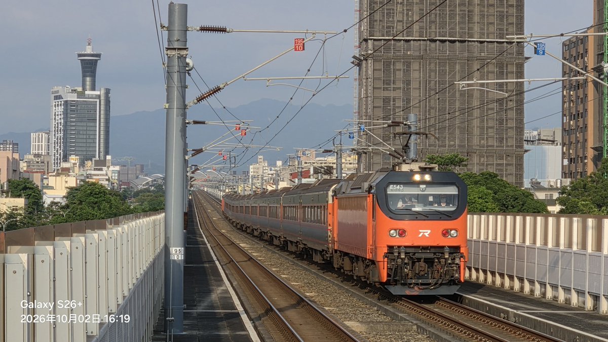 agrs0412's tweet photo. 2026.10.2
五權
新自強165次 EMU3000型 第3編成
快速3029次 EMU900型 第11編成
自強129次 E543+E550
在拍6669A之前試拍的其他車，不得不說這裡拍起來什麼車都很適合呢
#台湾 #鉄道 #電車 #特急 #快速 #E500 #EMU3000 https://t.co/iNvjyyQLl2