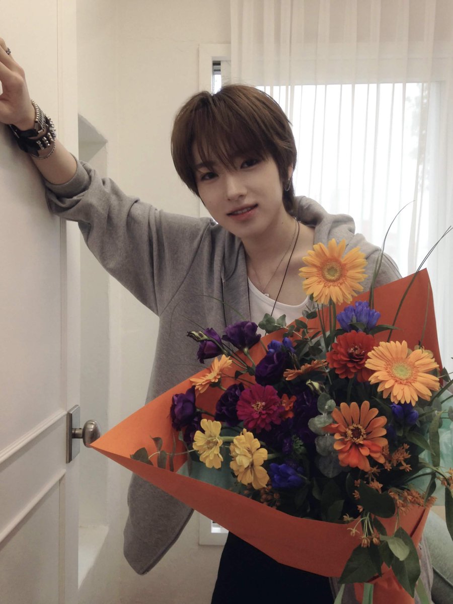 i_daeng2u's tweet photo. 나 꽃을든남자 좋아하네 https://t.co/hxSmvablG4