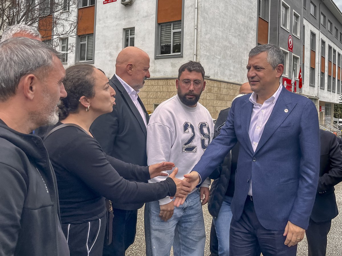 UgurBayraktutan's tweet photo. Genel Başkanımız Sn. Özgür Özel'in katılımıyla Cankurtaran'da yaşam alanını, doğasını savunmak isterken yitirdiğimiz Reşit Kibar'ın Artvin Adliyesi'ndeki duruşmasını takip ettik. https://t.co/jxhj3OBMv1