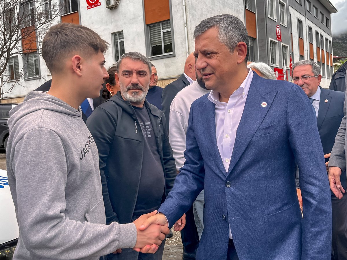 UgurBayraktutan's tweet photo. Genel Başkanımız Sn. Özgür Özel'in katılımıyla Cankurtaran'da yaşam alanını, doğasını savunmak isterken yitirdiğimiz Reşit Kibar'ın Artvin Adliyesi'ndeki duruşmasını takip ettik. https://t.co/jxhj3OBMv1