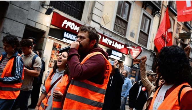 PuntoEspana's tweet photo. ⚡️ Protesta por la vivienda en Madrid

Los manifestantes acampados en Sol han marchado hacia el Congreso durante la votación de los decretos del Gobierno sobre vivienda.

El Sindicato de Inquilinas reclama su convalidación. https://t.co/IefzWwSJwM