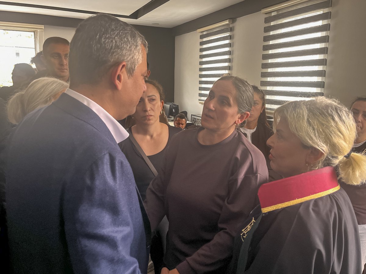 UgurBayraktutan's tweet photo. Genel Başkanımız Sn. Özgür Özel'in katılımıyla Cankurtaran'da yaşam alanını, doğasını savunmak isterken yitirdiğimiz Reşit Kibar'ın Artvin Adliyesi'ndeki duruşmasını takip ettik. https://t.co/jxhj3OBMv1