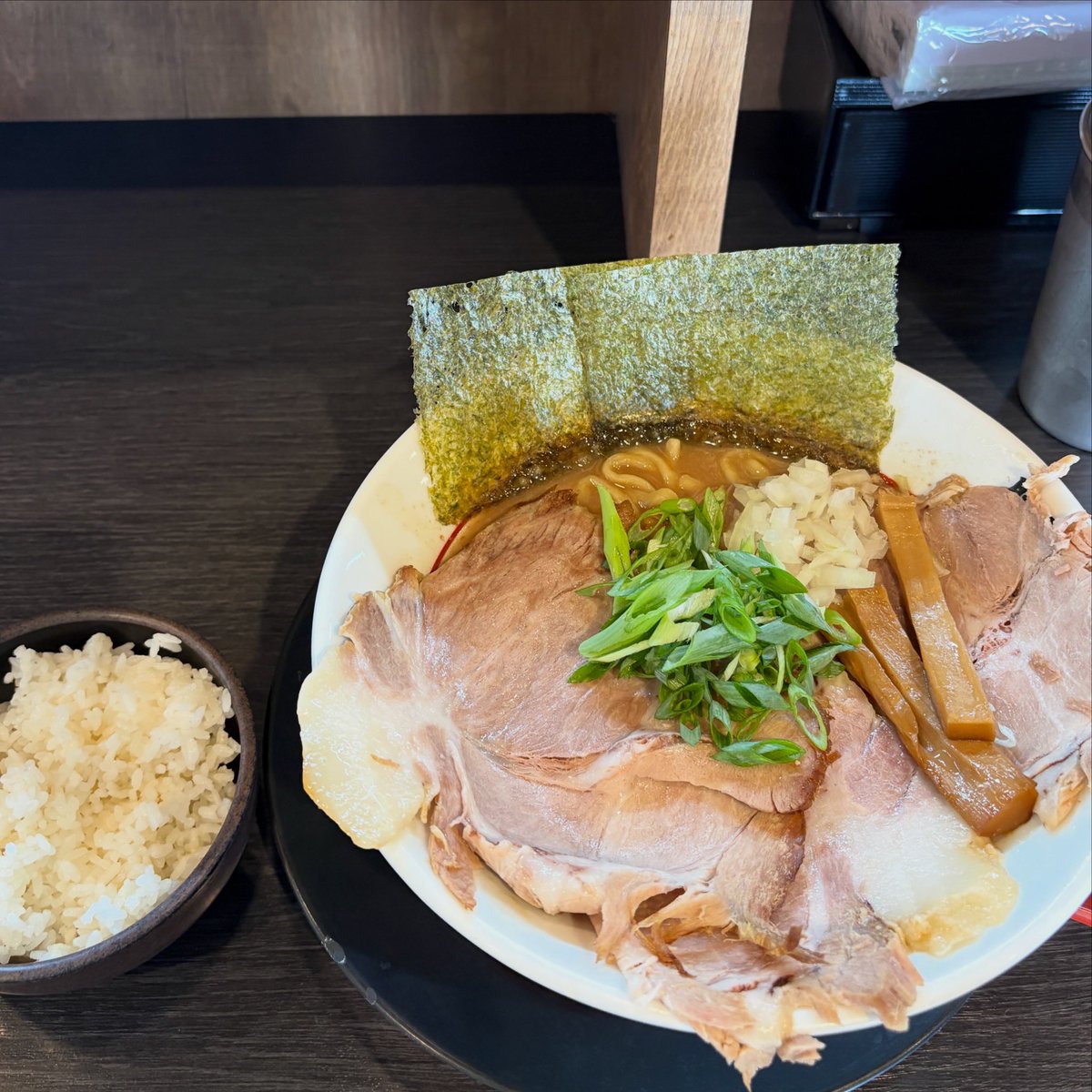 MSS6454's tweet photo. #豚骨中華そばがんたれ 
#特製濃厚中華そば
#麺大盛

4連休スタートは歯医者行って、整骨院で電気当ててこちらへ
久々の訪問でちょいからい？って一瞬思ったけど思っただけ
どんどん箸が進みあっという間に完食
スープをたっぷりくぐらせてのチャーシュー��きご飯も最高
がんたれ注入完了しました https://t.co/lnZjHLXars