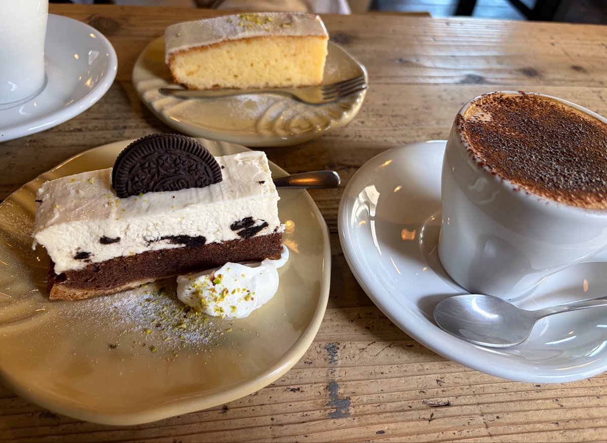 aatan_REALITY's tweet photo. ケーキがカプチーノに合う https://t.co/lECNPi9bP8