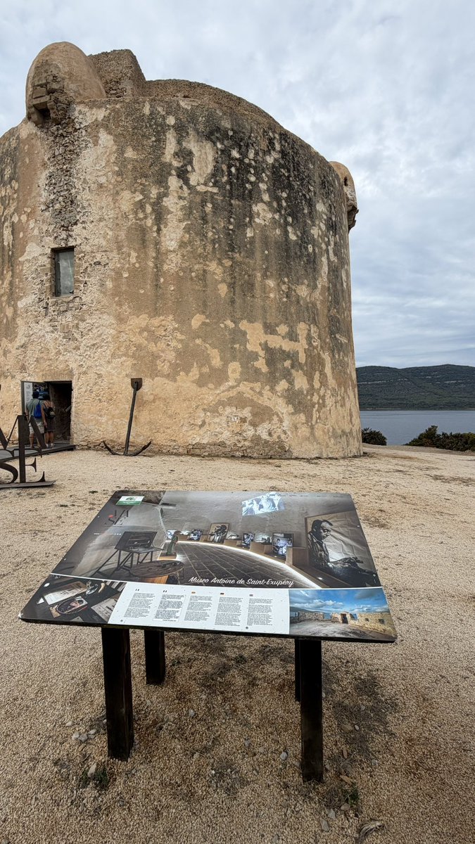 PedroLambertini's tweet photo. Una sorpresa en Porto Conte, cerca de Alghero: un museo dedicado a Saint-Exupéry. El autor de “El principito” vivió en esta bahía entre mayo y julio de 1944, mientras servía como piloto durante la guerra. La torre que hoy lo recuerda es de 1572. https://t.co/k0RYIXbtQt