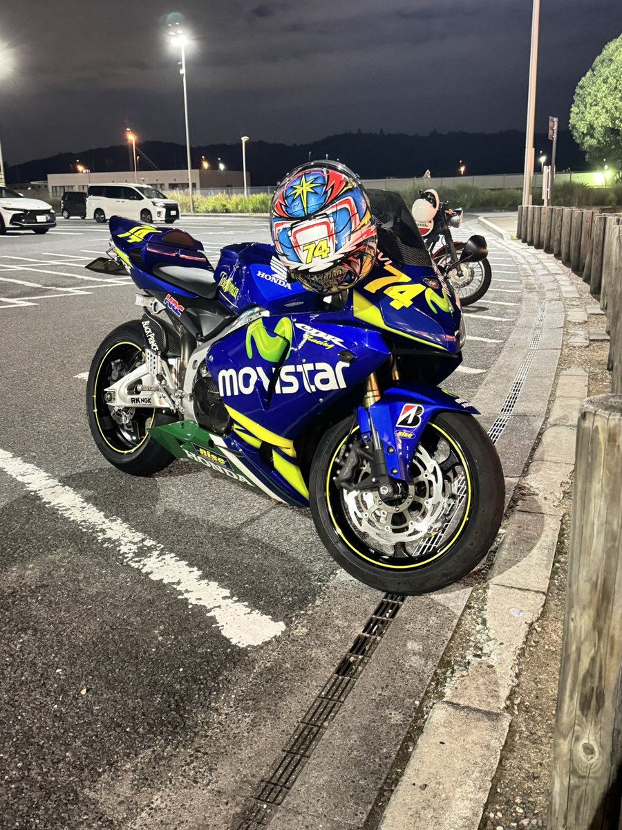RiseRacing74's tweet photo. 夜なのに昔はとんでもない台数が集まってた針が今は寂しい事に笑
#針テラス https://t.co/VnjRuNKPmA