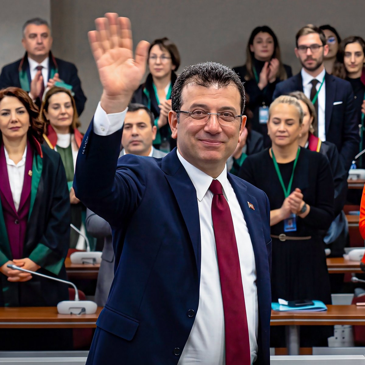 istbekliyor's tweet photo. Ekrem İmamoğlu: 

"Whatsapp grubundan çıkarma cezası verdiğiniz 'Asrın Vurgunu'nu yapan genel başkan yardımcınız konuşulmasın istiyorsunuz ama millet görüyor." https://t.co/xcVxN66i48