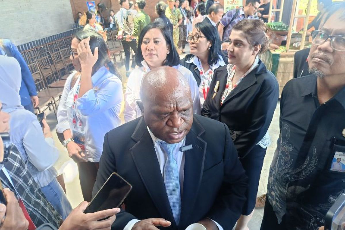 antaranews_bali's tweet photo. Menteri HAM Pigai soal reshuffle: Mimpi saya cuma jadi aktivis perjuangkan keadilan bali.​antaranews.​com/berita/414693/menteri-ham-pigai-soal-reshuffle-mimpi-saya-cuma-jadi-aktivis-perjuangkan-keadilan #HAM #Keadilan #Reshuffle #Aktivis #KabinetMerahPutih https://t.co/YDBFuMwwfm