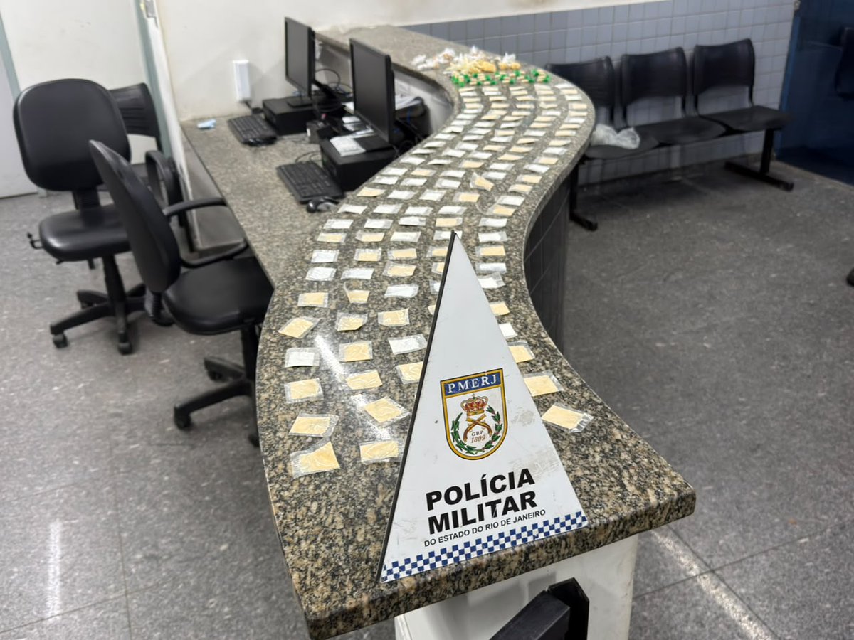 PMERJ's tweet photo. 📍Policiais do #8BPM apreenderam 167 pinos de cocaína e 68 pedras de crack durante uma ação no Parque Aldeia, em Campos dos Goytacazes. Dois criminosos fugiram ao perceberem a presença policial, abandonando o material.
O caso foi encaminhado à 146ª DP.
#ServireProteger https://t.co/uEcLqnlWJd
