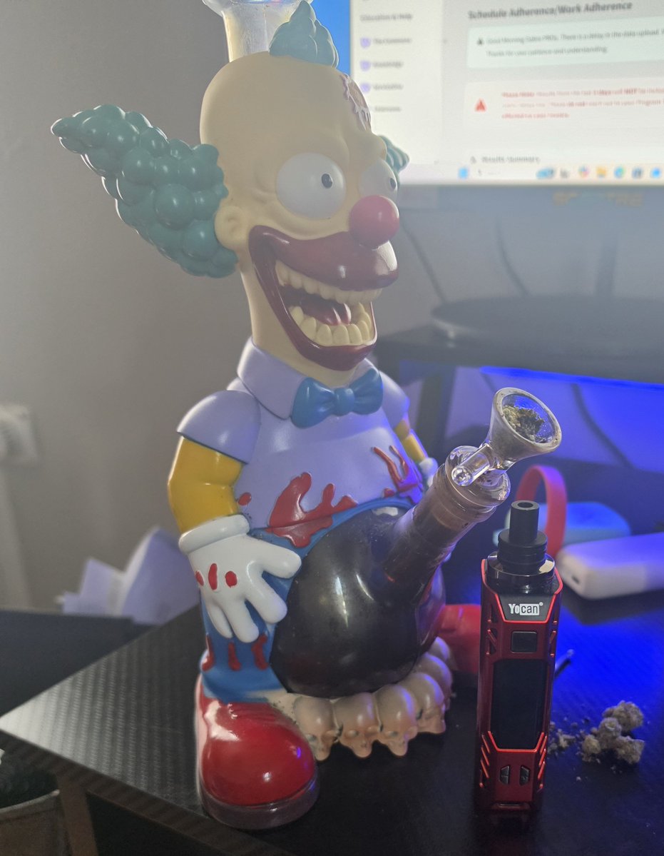 RealFilthyCent's tweet photo. @tammlakush That can definitely cause trauma 🤣 Mine isn't a water bong, Idc for those too much https://t.co/8hgBgdzgPc