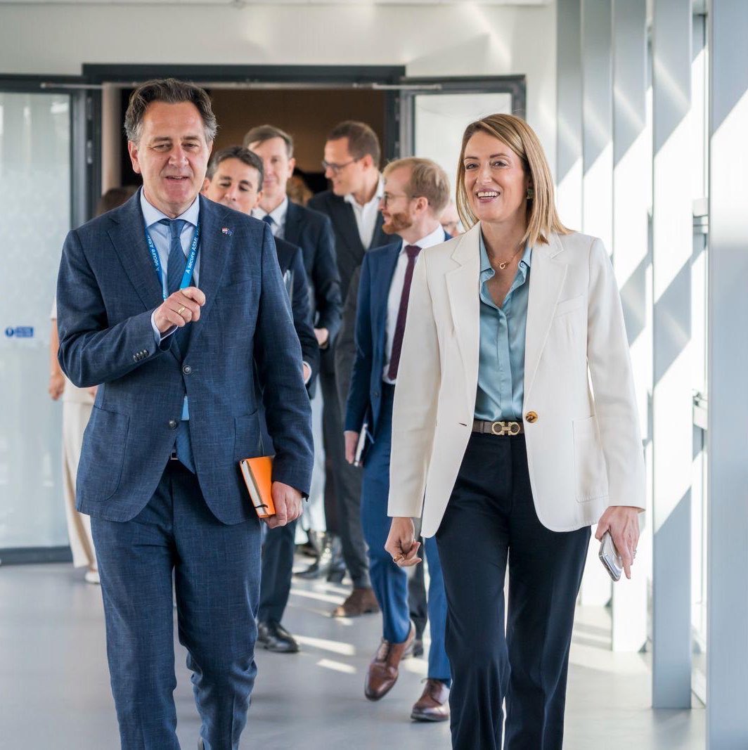 EP_President's tweet photo. Europe has the industry champions, the talent, ambition and innovation.
Great to see first-hand the groundbreaking work taking place at @ASMLcompany's global Headquarters in the Netherlands.Β
This world-class technology is driving the next generation of artificial intelligence and pushing the boundaries of the digital revolution πͺπΊ