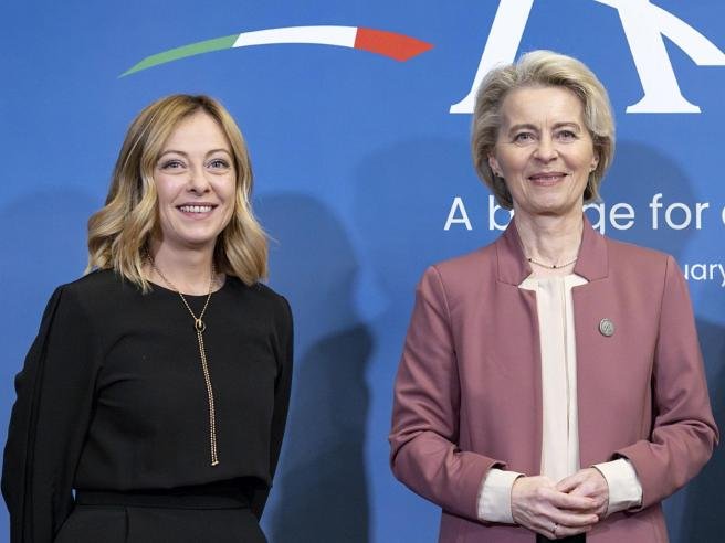 itsmeback_'s tweet photo. Quindi Giorgia Meloni, quella che avrebbe dovuto sbaragliare l'Unione Europea quando stava all'opposizione, colei che la chiamava "matrigna" e inveiva un giorno sì e l'altro pure contro Von der Leyen, scrive col cappello in mano proprio a Ursula, elemosinando qualche euro. 

La risposta di Ursula, sostanzialmente, è: ti attacchi al tram.

Potremmo chiuderla qua, ma bisogna ricordare una cosa, sempre: l'Unione Europea è quell'organizzazione che continua a dirti di spendere sempre più soldi per le armi, ma che ti manda a fanculo se chiedi l'elemosina magari per spenderla in ospedali, scuole eccetera eccetera.

A ogni modo, ripeto: chi oggi non vede questa Unione Europea come un nemico, è il nemico. Perché ormai è diventata una cosa vergognosa!

- Giuseppe Salamone