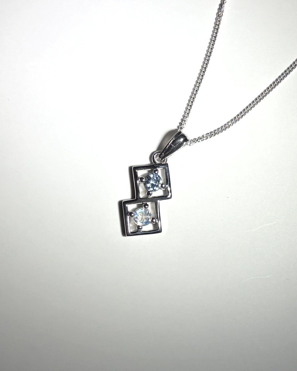 AXBJewelry's tweet photo. 「下は私(親)、上はうちのこで」 そんなご依頼で作らせていただきました。
前へ進む水色(アクアマリン)と、 背中を見守る月色(ブルームーンストーン)。石は誕生石で選んでいただきました。
「好き」のかたちは、恋だけじゃないんだなと教えて頂いた一本です。 #AXB https://t.co/EBpV9S9hCr