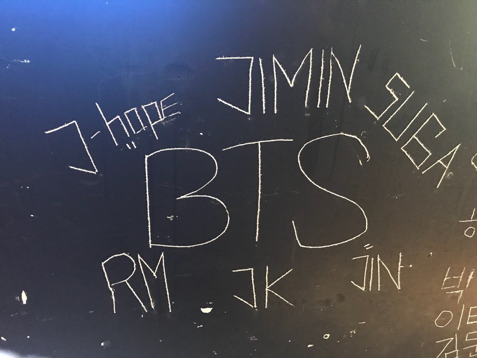 taeslawyer's tweet photo. Taehyung is not allowed to forget a birthday but pigmin can forget his bandmate existence? 
Your account is all about taehyung this or that. 
Y'all only use Jimin as a shield to obsess over Tae and paint your fave as a saint. Get a grip. https://t.co/70xFPmOsAN