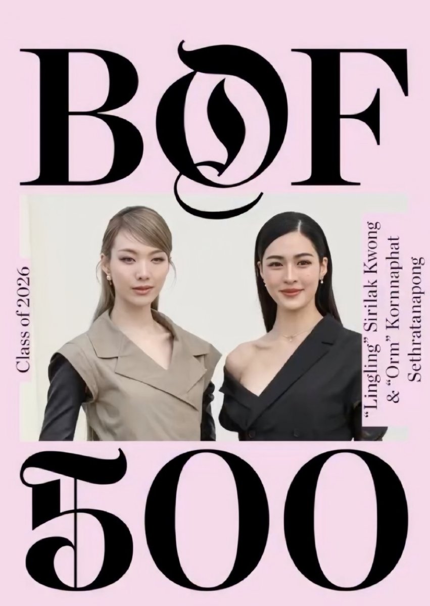 Thaiheadlines02's tweet photo. 【LingOrm双双入选BoF 500！泰国两大女星获全球时尚界关注】#泰国娱乐头条 #LingOrm
泰国头条新闻社讯 10月2日，据全球时尚商业媒体《时装商业评论》（The Business of Fashion，简称BoF）消息，泰国演员Lingling Kwong与Orm Kornnaphat双双入选BoF 500 Class of 2026（2026年度BoF 500名录）。

BoF 500是《时装商业评论》每年发布的全球时尚产业人物名录，汇集来自全球时尚产业各领域、具有行业影响力的人士，入选者涵盖设计师、品牌高管、模特、艺人及其他时尚产业从业者。2026年度名单中，Lingling Kwong与Orm Kornnaphat成为入选该名录的泰国艺人代表。

近年来，Lingling Kwong频繁亮相国际时尚活动，并与迪奥（Dior）保持密切合作。她曾受邀出席巴黎时装周，并现身迪奥品牌时装秀等国际时尚活动。除演艺事业外，Lingling Kwong也持续拓展个人事业版图，涉足生活方式品牌及餐饮业务，事业领域逐渐延伸至时尚与商业领域。

Orm Kornnaphat近年来同样多次参与国际时尚活动，并与迪奥展开合作。她曾亮相巴黎时装周，并于2025年在法国巴黎出席迪奥2026春夏系列时装秀，在国际时尚活动中的曝光度不断增加。

除公布BoF 500 Class of 2026名单外，BoF还将于10月3日在法国巴黎香格里拉酒店举办BoF 500 Gala。作为巴黎时装周期间的时尚盛会之一，该活动预计将汇聚来自全球时尚产业不同领域的嘉宾。

据悉，泰国演员Keng Harit与Namping Napatsakorn也计划前往法国巴黎参加此次BoF 500 Gala。

此次Lingling Kwong与Orm Kornnaphat双双入选BoF 500，也进一步展现了泰国艺人在国际时尚活动中的参与度与曝光度。

（编辑：Wan）