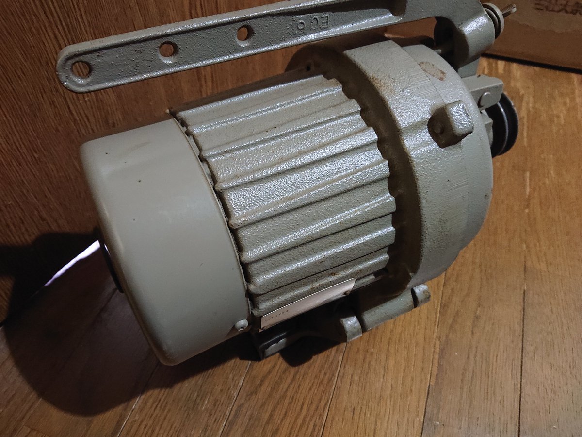yutaredriver's tweet photo. 自宅の上下送りミシンが使えないのは不便極まりないから中古のクラッチモーター買った。

次の休みにでも換装するかな。 https://t.co/Ms5T1UkAf5