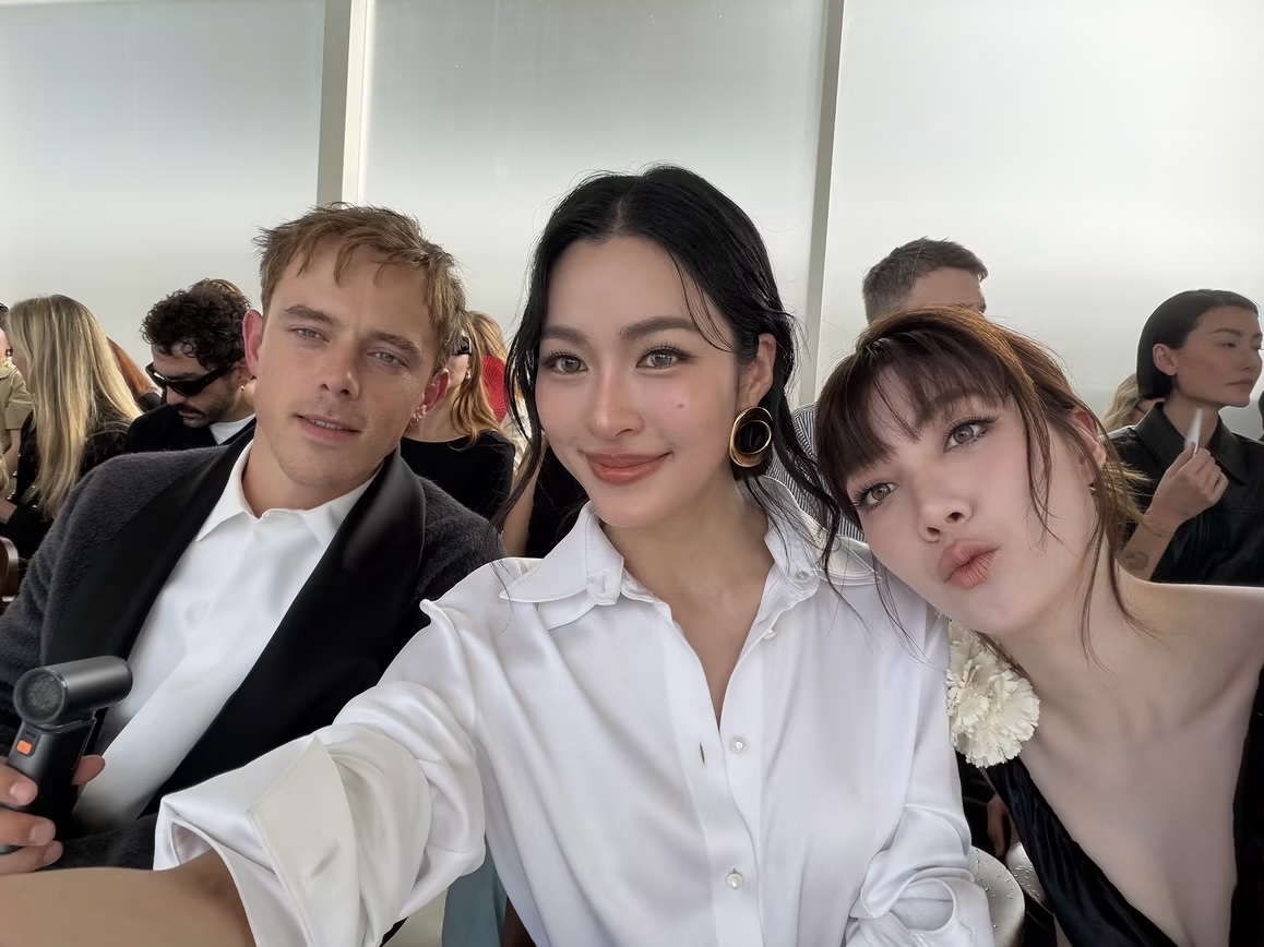 Thaiheadlines02's tweet photo. 【LingOrm双双入选BoF 500！泰国两大女星获全球时尚界关注】#泰国娱乐头条 #LingOrm
泰国头条新闻社讯 10月2日，据全球时尚商业媒体《时装商业评论》（The Business of Fashion，简称BoF）消息，泰国演员Lingling Kwong与Orm Kornnaphat双双入选BoF 500 Class of 2026（2026年度BoF 500名录）。

BoF 500是《时装商业评论》每年发布的全球时尚产业人物名录，汇集来自全球时尚产业各领域、具有行业影响力的人士，入选者涵盖设计师、品牌高管、模特、艺人及其他时尚产业从业者。2026年度名单中，Lingling Kwong与Orm Kornnaphat成为入选该名录的泰国艺人代表。

近年来，Lingling Kwong频繁亮相国际时尚活动，并与迪奥（Dior）保持密切合作。她曾受邀出席巴黎时装周，并现身迪奥品牌时装秀等国际时尚活动。除演艺事业外，Lingling Kwong也持续拓展个人事业版图，涉足生活方式品牌及餐饮业务，事业领域逐渐延伸至时尚与商业领域。

Orm Kornnaphat近年来同样多次参与国际时尚活动，并与迪奥展开合作。她曾亮相巴黎时装周，并于2025年在法国巴黎出席迪奥2026春夏系列时装秀，在国际时尚活动中的曝光度不断增加。

除公布BoF 500 Class of 2026名单外，BoF还将于10月3日在法国巴黎香格里拉酒店举办BoF 500 Gala。作为巴黎时装周期间的时尚盛会之一，该活动预计将汇聚来自全球时尚产业不同领域的嘉宾。

据悉，泰国演员Keng Harit与Namping Napatsakorn也计划前往法国巴黎参加此次BoF 500 Gala。

此次Lingling Kwong与Orm Kornnaphat双双入选BoF 500，也进一步展现了泰国艺人在国际时尚活动中的参与度与曝光度。

（编辑：Wan）