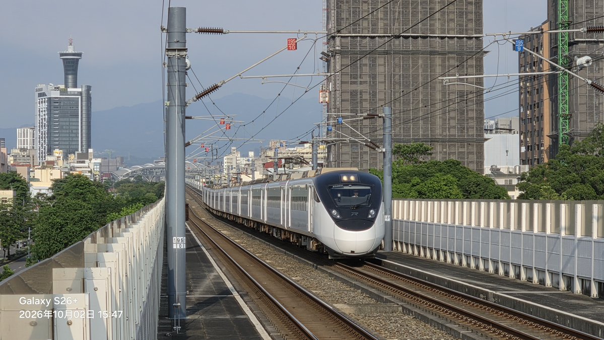 agrs0412's tweet photo. 2026.10.2
五權
新自強165次 EMU3000型 第3編成
快速3029次 EMU900型 第11編成
自強129次 E543+E550
在拍6669A之前試拍的其他車，不得不說這裡拍起來什麼車都很適合呢
#台湾 #鉄道 #電車 #特急 #快速 #E500 #EMU3000 https://t.co/iNvjyyQLl2