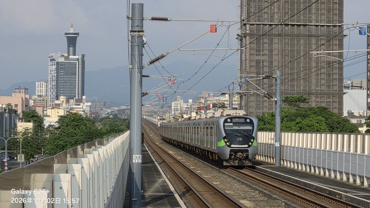 agrs0412's tweet photo. 2026.10.2
五權
新自強165次 EMU3000型 第3編成
快速3029次 EMU900型 第11編成
自強129次 E543+E550
在拍6669A之前試拍的其他車，不得不說這裡拍起來什麼車都很適合呢
#台湾 #鉄道 #電車 #特急 #快速 #E500 #EMU3000 https://t.co/iNvjyyQLl2