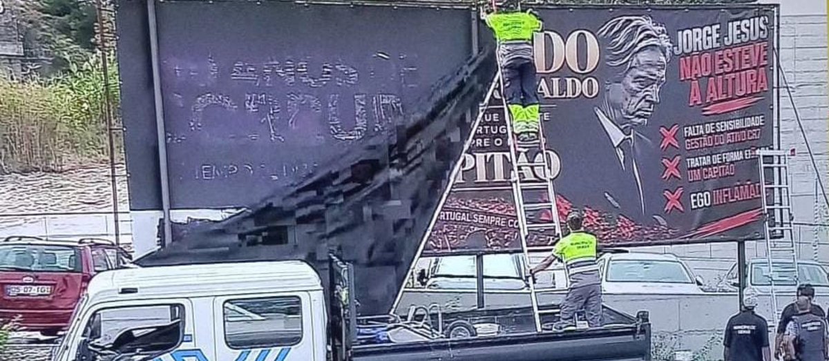 CabineSport's tweet photo. 🚨 Polícia retira cartazes contra Jorge Jesus e de apoio a Cristiano Ronaldo, na Cidade do Futebol. https://t.co/mWoPe6nVfb