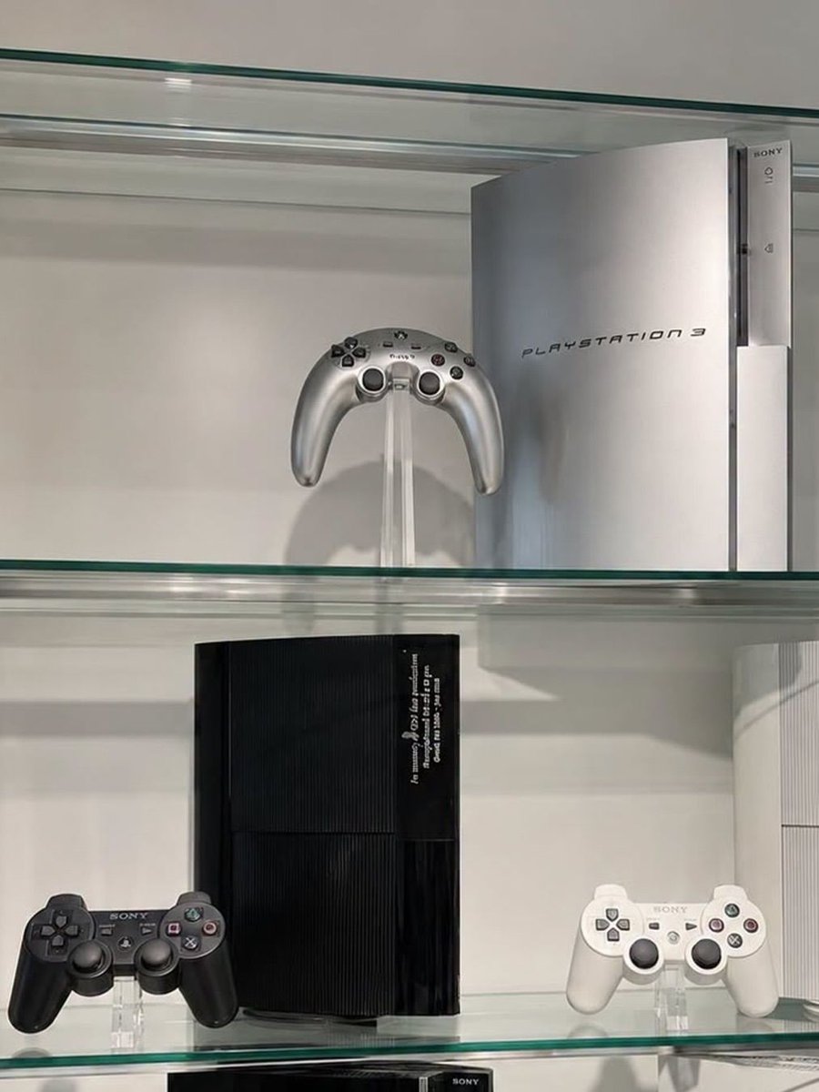 internetpreai's tweet photo. the original ps3 controller that never got released https://t.co/7rWRc4TI2X