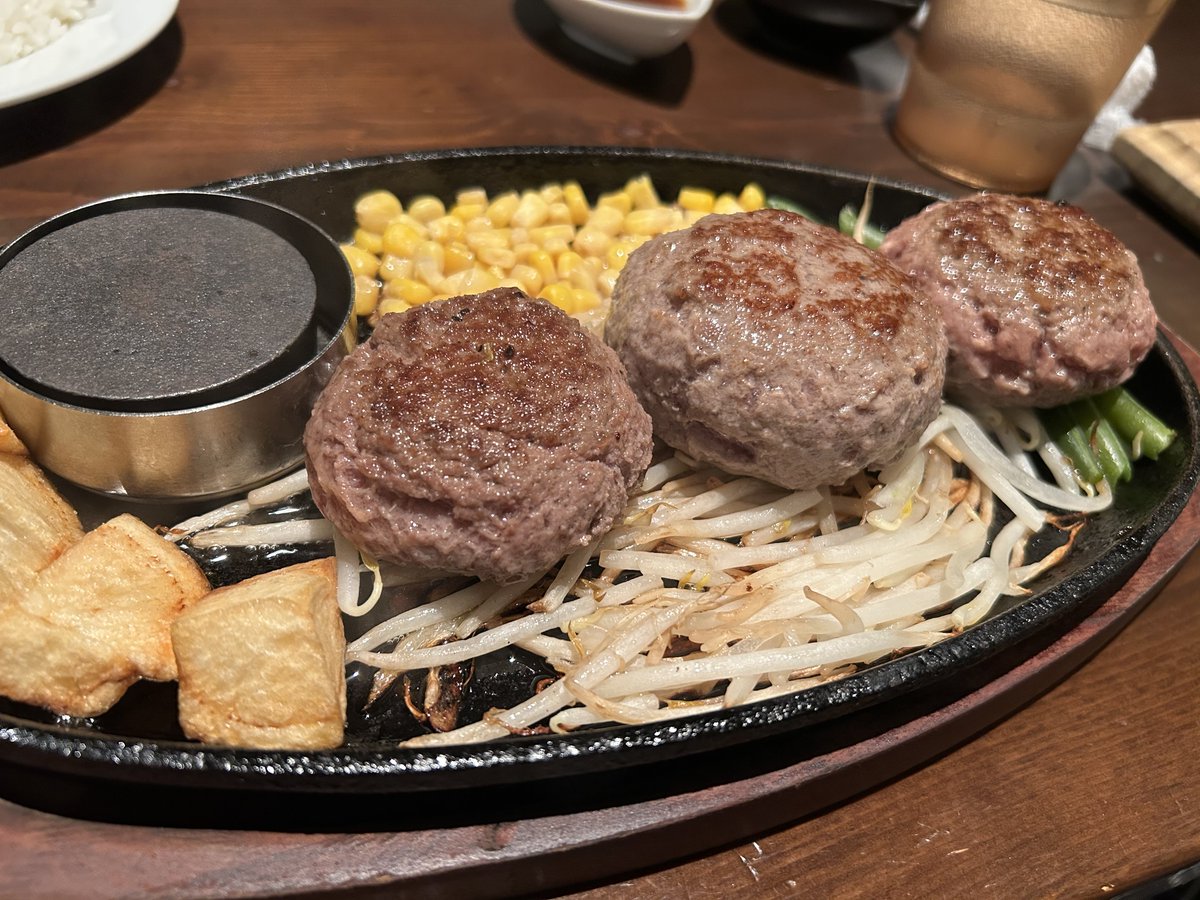 waribashimaru's tweet photo. げきうまハンバーグたべた https://t.co/UsgXmMAGnm