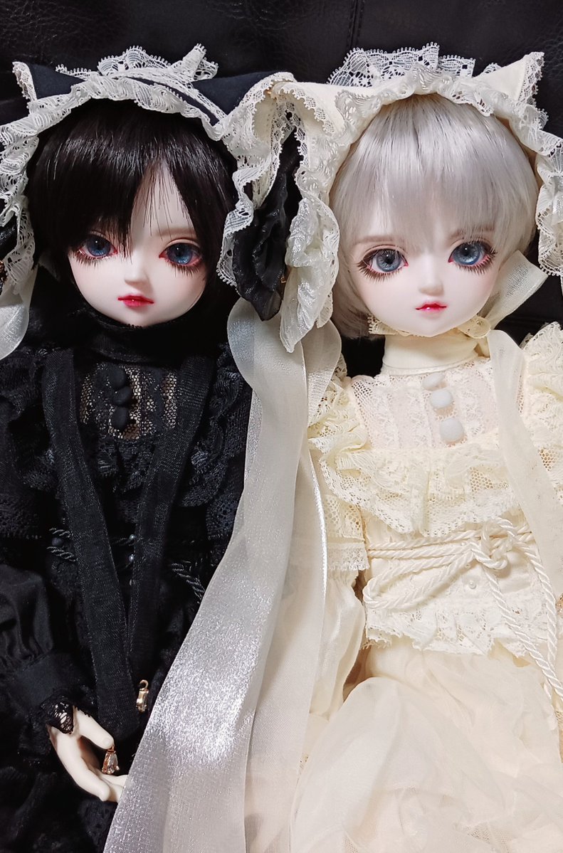 ask_fkarDOLL's tweet photo. リチェちゃん、レチェちゃんをメイクしてみました！
パステルかなり濃くしたつもりなのにカメラで撮ると全部飛んじゃう💦
拙いメイクだけど可愛くできたと思います😂💕
#ALL_FOR_ONE_Doll https://t.co/8b6ibis7SQ
