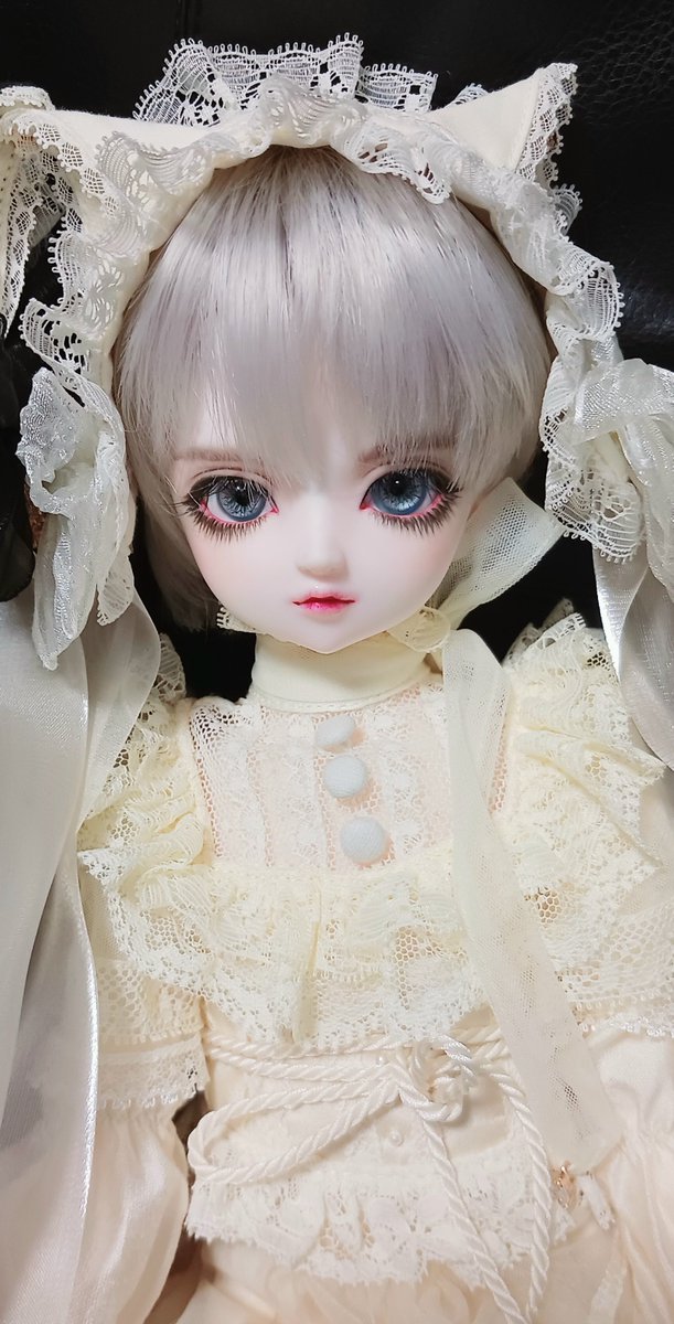 ask_fkarDOLL's tweet photo. リチェちゃん、レチェちゃんをメイクしてみました！
パステルかなり濃くしたつもりなのにカメラで撮ると全部飛んじゃう💦
拙いメイクだけど可愛くできたと思います😂💕
#ALL_FOR_ONE_Doll https://t.co/8b6ibis7SQ