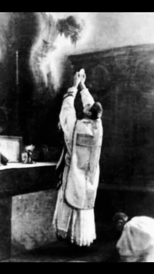 Darekbrzoza's tweet photo. "29 sierpnia 1932 roku w Niemczech młody, świeżo wyświęcony ksiądz odprawiał swoją trzecią mszę. Wszystko wydawało się normalne, aż do momentu, gdy po wywołaniu zdjęcia wykonanego przez jego brata pojawiło się coś nieoczekiwanego: obraz wyraźnie ukazujący boską łaskę.
Starszy ksiądz Franz Keiser, bezpośredni świadek tego wydarzenia, potwierdził po latach autentyczność tej chwili, zapewniając, że ani on, ani uczestnicy mszy nie widzieli niczego na własne oczy. Zdjęcie wywarło tak duże wrażenie, że później malarz Paul Nante odtworzył je dla potomności.
Wydarzenie to przypomina nam, że podczas każdej mszy odnawia się Ofiara Krzyża i Chrystus jest naprawdę obecny." 
za Henryk Tomasiak